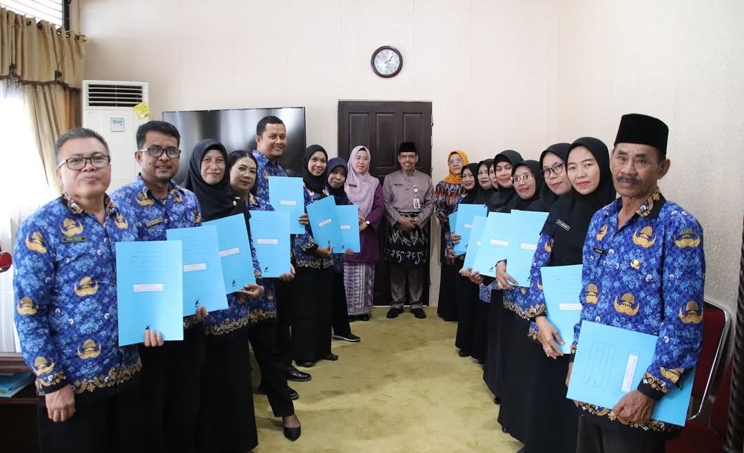 KONTRAK: Sekda Mempawah, Ismail menyerahkan SK perpanjangan kontrak guru PPPK.