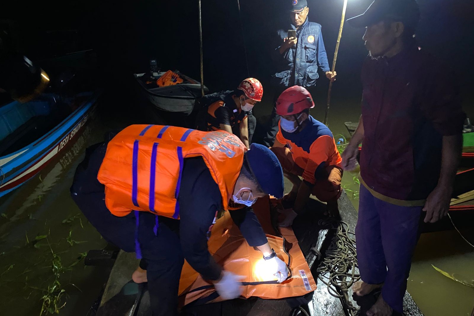 Tim SAR gabungan mengevakuasi jasad korban meninggal dunia di Sungai Melawi tepatnya di Nanga Pinoh Kabupaten Melawi, Senin (5/1) malam.