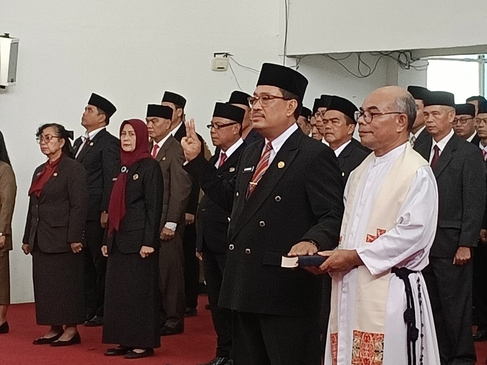 DEFINITIF  : Sekretaris Daerah Kabupaten Kapuas Hulu Ambrosius Sadau saat diambil sumpahnya oleh Bupati Kapuas Hulu.