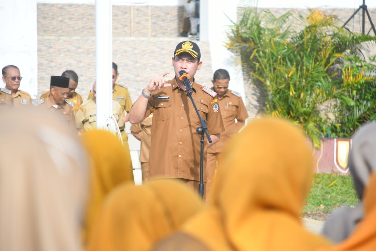 APEL : Apel gabungan  di Halaman Kantor Bupati Kayong Utara, Sukadana, Senin (5/1).