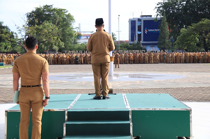 APEL PERDANA: Gubernur Kalimantan Barat Ria Norsan saat memimpin apel perdana awal tahun 2026 diikuti seluruh kepala organisasi perangkat daerah (OPD) dan ASN Pemprov Kalbar, Senin (5/1).