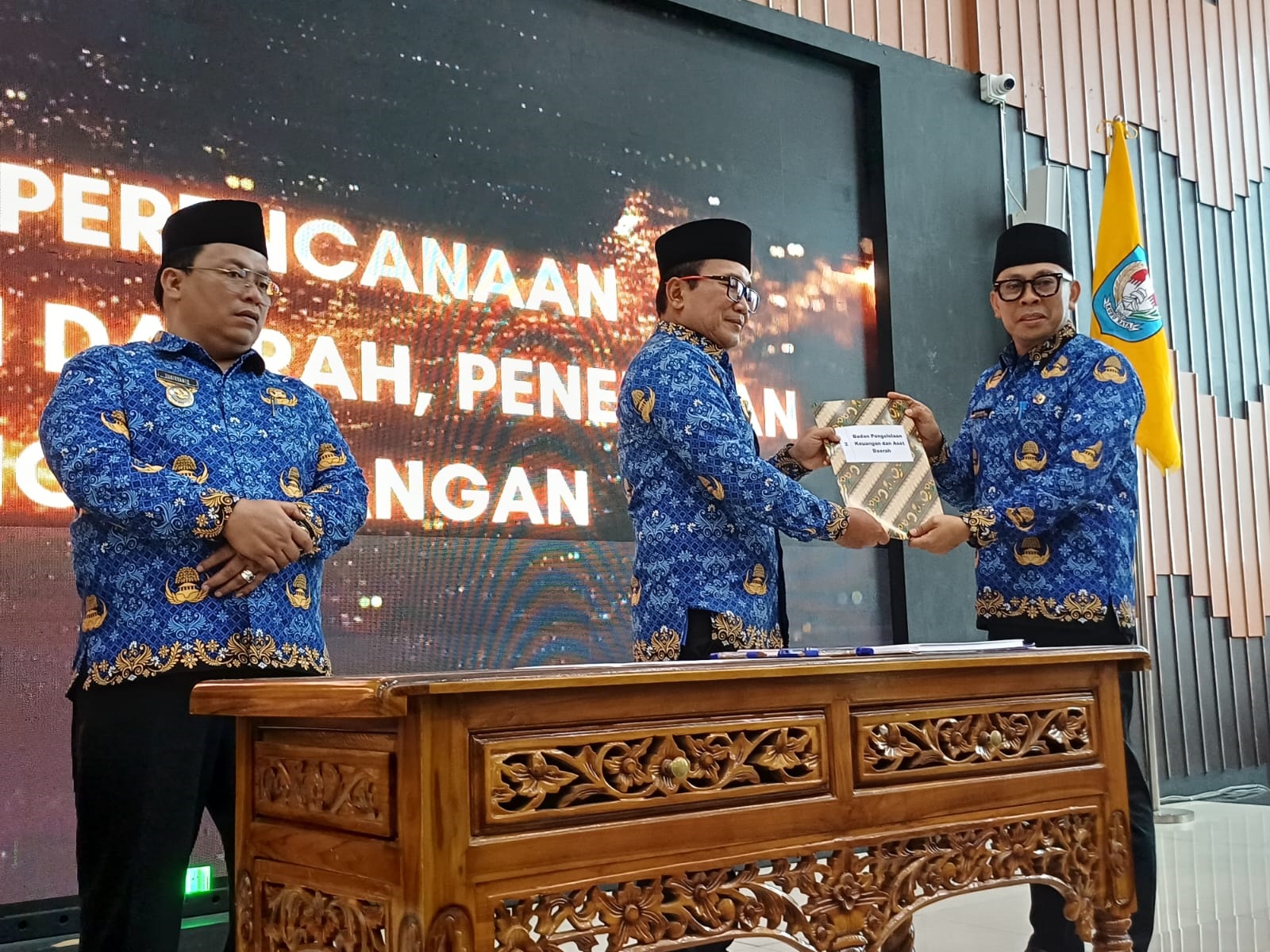 **SERAHKAN DPA:** Bupati Kubu Raya Sujiwo didampingi Wakil Bupati Sukiryanto menyerahkan DPA Perangkat Daerah TA 2026 dan menandatangani pakta integritas bersama seluruh kepala OPD di Aula Praja Utama