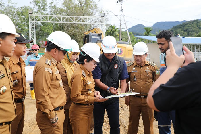 TINJAU: Wali Kota Singkawang Tjhai Chui Mie saat meninjau progress pembangunan Sekolah Rakyat, Senin (5/1).