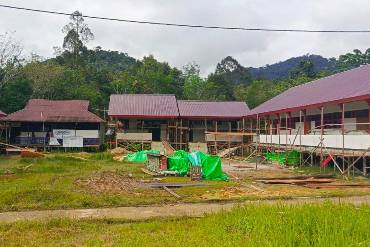 Salah satu sekolah di Kapuas Hulu yang mendapatkan dana revitalisasi dari Kemendikdasmen RI tahun 2025 hingga kini pembangunannya belum selesai.