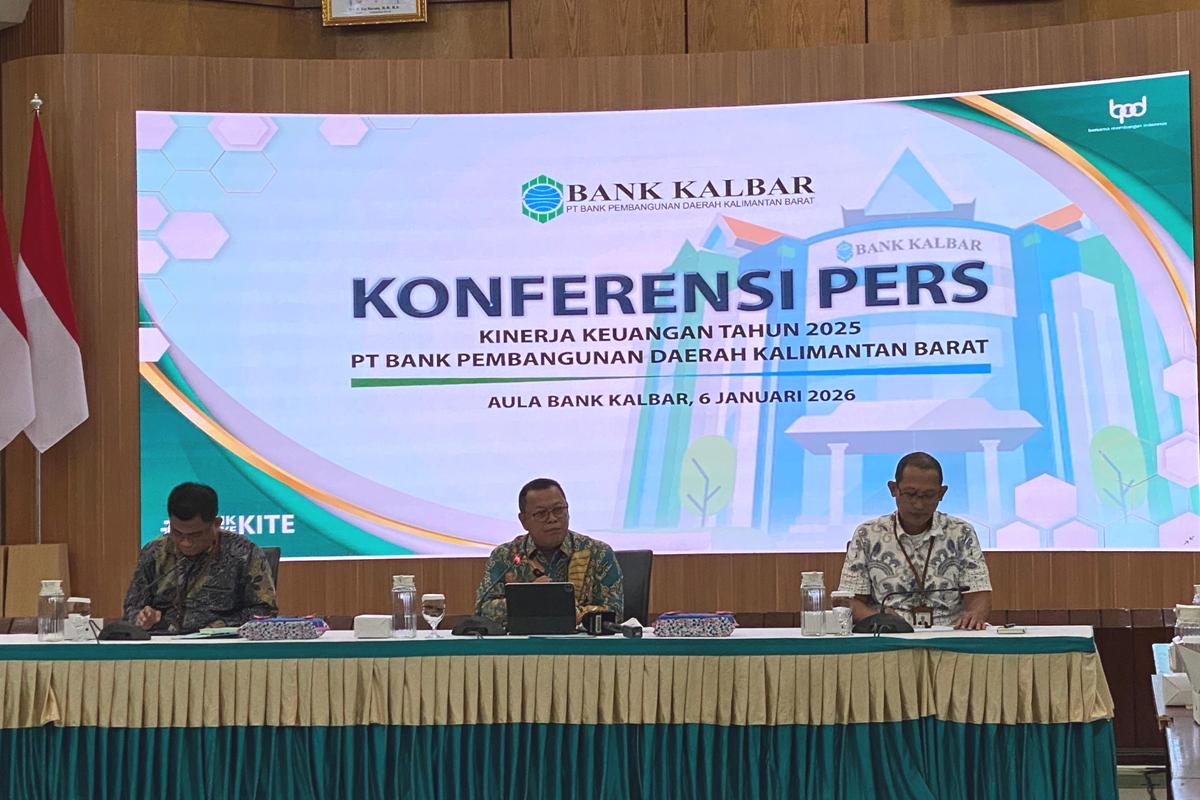 Direktur Utama Bank Kalbar, Rokidi saat memaparkan kinerja Bank Kalbar tahun 2025, dalam konferensi pers, Selasa (6/1).