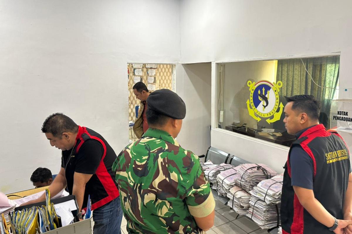 Tim Penyidik Kejati Kalbar menggeledah kantor KSOP Ketapang padaSelasa (6/1).
