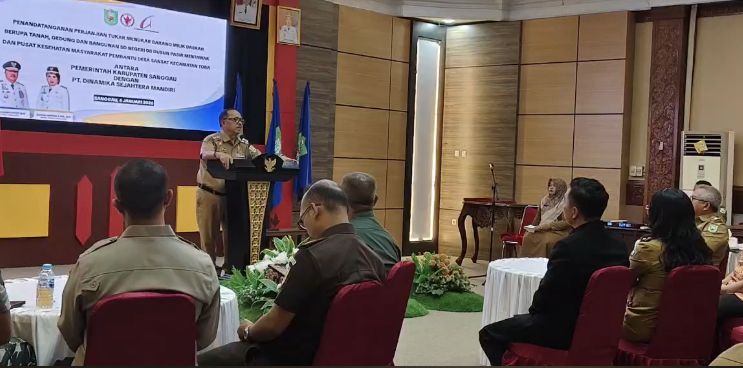 Bupati Sanggau Yohanes Ontot berdialog dengan pedagang saat meninjau langsung kondisi kawasan Simpang Perintis, Selasa (6/1).