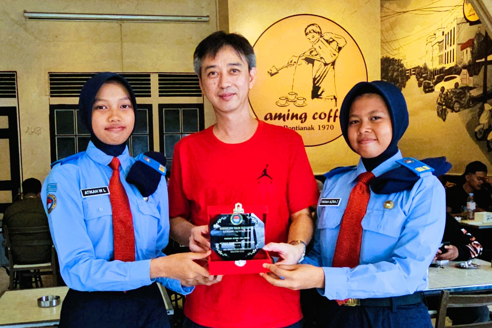 BRAND AMING: Limin, owner Coffee Aming bersama dua siswa SMA Taruna Nusantara Magelang, Farah dan Atikah.