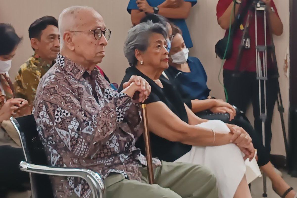 Ayah dan ibu Nadiem Makarim saat menghadiri sidang perdana praperadilan di PN Jakarta Selatan, Jumat (3/10/2025).