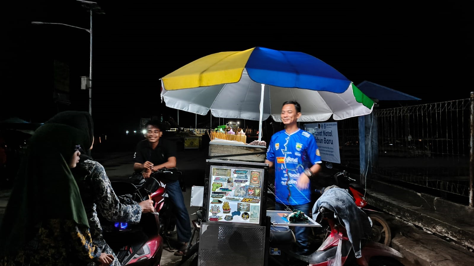 PEDAGANG : Deny, pedagang cilok dan sosis, di kawasan Dermaga Kapal Kelotok Teluk Batang, Kecamatan Teluk Batang, Kabupaten Kayong Utara, Kalimantan Barat.