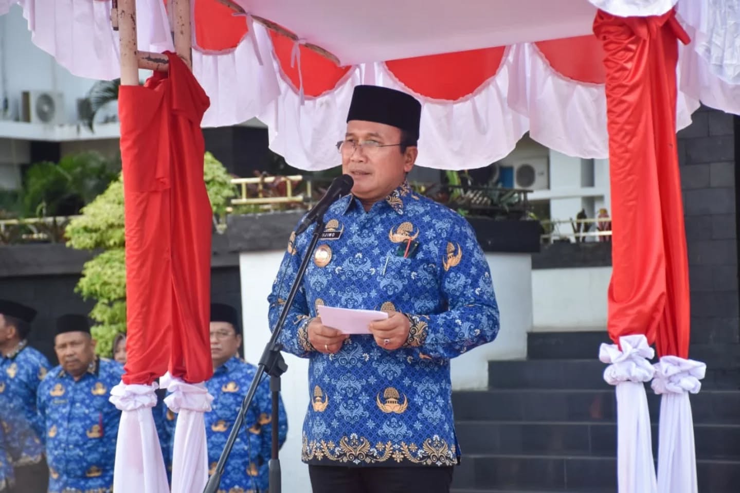 APEL GABUNGAN: Bupati Kubu Raya, Sujiwo menjadi pembina apel gabungan awal tahun di halaman Kantor Bupati Kubu Raya, Senin (5/1). Apel diikuti seluruh ASN di lingkungan Pemerintah Kabupaten Kubu Raya