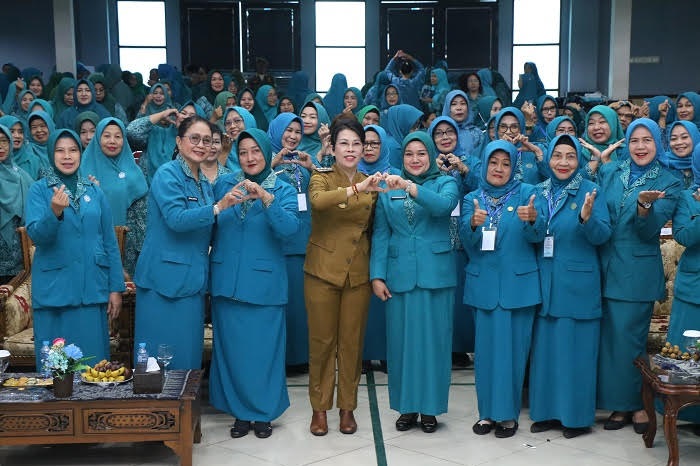 RAKERDA: Wali Kota, Tjhai Chui Mie bersama Tim Penggerak PKK di sela Rakerda X PKK Kota Singkawang yang dirangkaikan dengan peringatan Hari Kesatuan Gerak PKK ke-53 tingkat kota,
