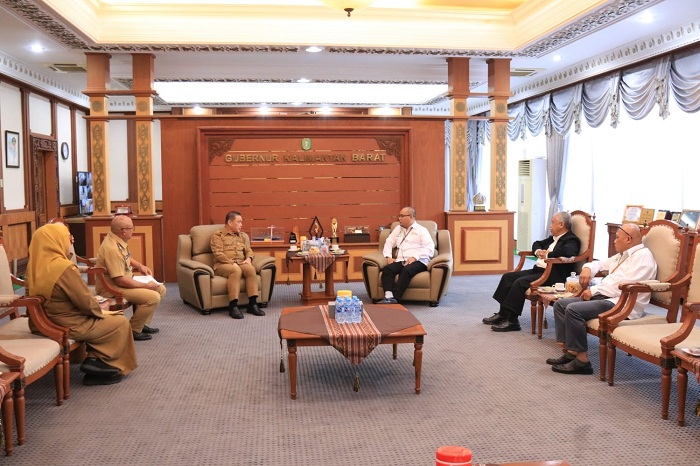BINCANG: Gubernur Ria Norsan saat berbincang Chief Executive Officer Firmansyah Khatulistiwa Group, Hendra Firmansyah.