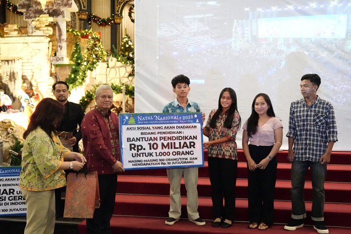 DANA BANTUAN: Sekretaris Daerah Provinsi Kalbar, Harisson saat menyerahkan dana bantuan pendidikan saat menghadiri Perayaan Natal Nasional Tahun 2025 secara daring dari Gereja Katedral Santo Yosef.