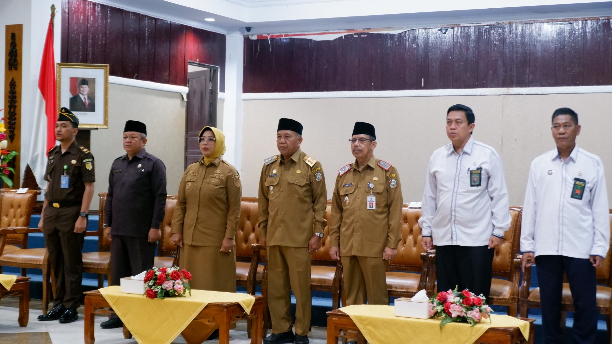 HADIR: Ketua DPRD Mempawah Safruddin Asra (dua dari kiri) saat menghadiri kegiatan pengambilan sumpah jabatan pejabat baru di lingkungan Pemkab Mempawah.