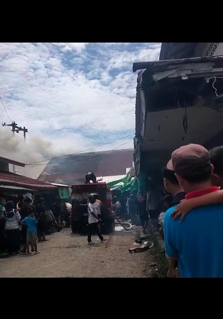 KEBAKARAN: peristiwa kebakaran terjadi di Pasar Selakau pada Selasa (6/1), sekitar pukul 13.00 WIB. Ada dua kios yang terbakar di lokasi kejadian.