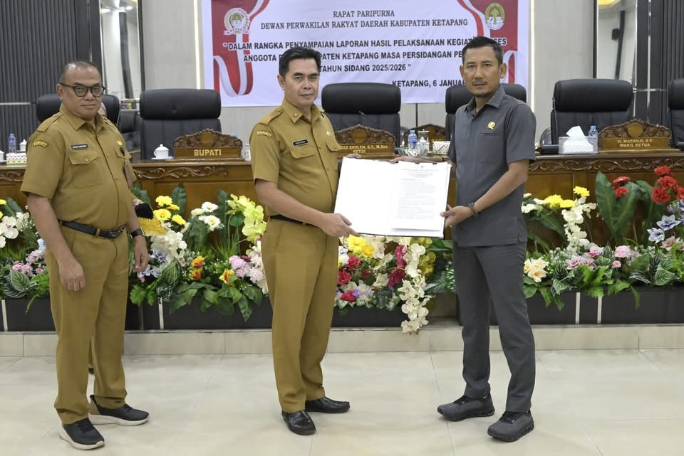 RESES : Ketua DPRD Ketapang, Achmad Sholeh, menyerahkan hasil reses kepada Asisten I, Heryandi, Selasa (6/1).