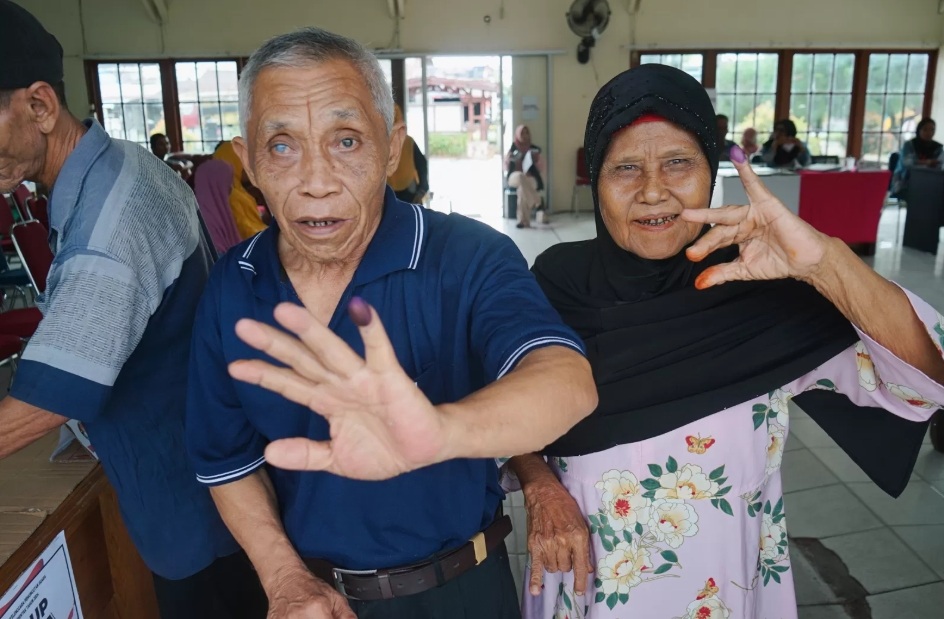 PILKADA KALBAR: Susanto dan istrinya usai memberikan hak suaranya pada Pilkada Kalimantan Barat di TPS khusus lanjut usia dan penyandang disabilitas Mulia Dharma di Jalan Adi Sucipto, Kab. Kubu Raya.