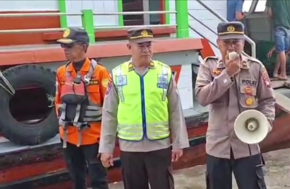 teks foto : Personel Polres Kubu Raya memberikan imbauan keselamatan kepada penumpang kapal di Pelabuhan Rasau Jaya.
