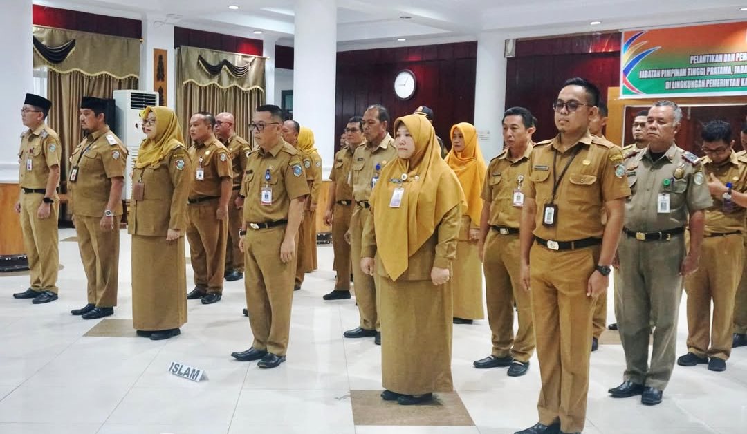 Bupati Erlina saat memimpin pelantikan puluhan pejabat Pemkab Mempawah.