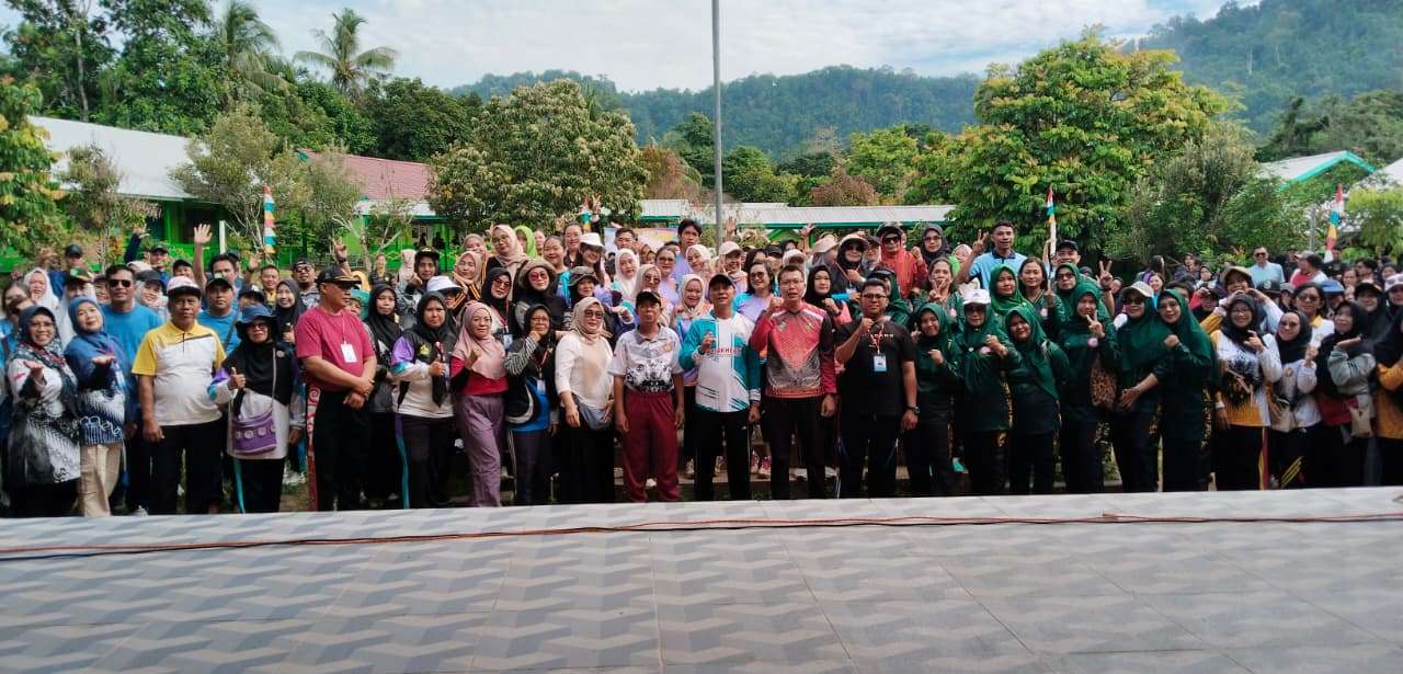 Para peserta jalan santai dan senam sehat dalam rangka HGN dan HUT PGRI di Anjongan.