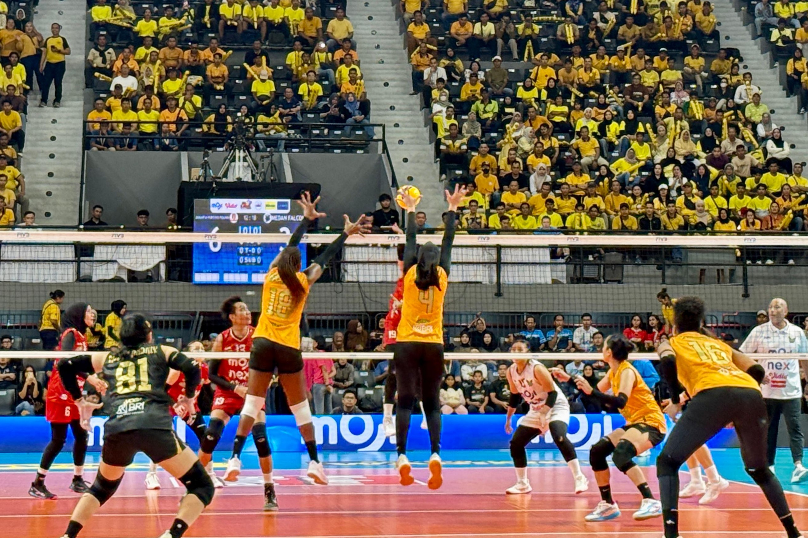 Popsivo Polwan (kuning) tundukkan Medan Falcons dalam laga perdana Proliga 2026 di GOR Terpadu Ayani Pontianak, Kamis (8/1).