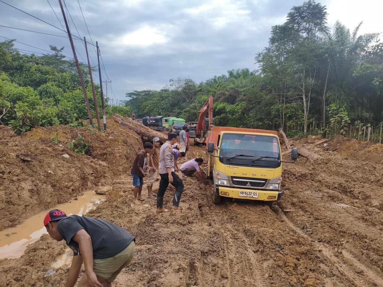 ATUR LALIN : Kapolsek Nanga Tayap, AKP Bagus Tri Baskoro, mengatur arus lalu lintas akibat jalan rusak di Desa Lembah hijau, Kecamatan Nanga Tayap.