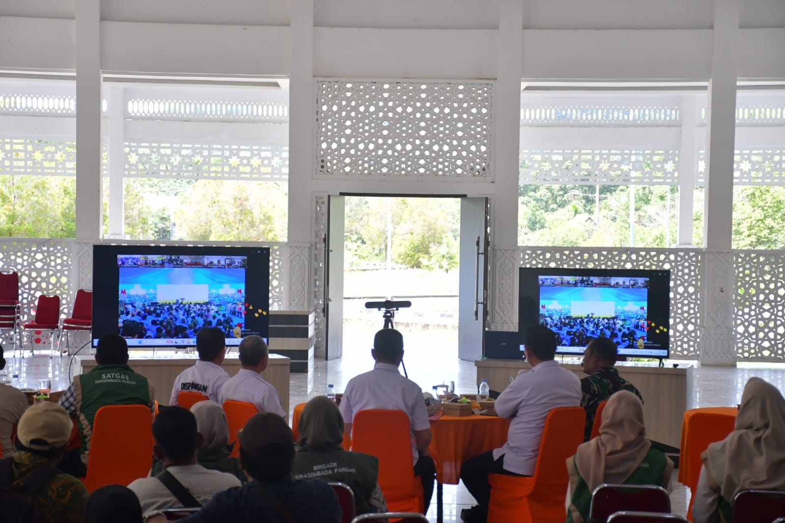PANEN : Zoom Meeting Panen Raya dan Pengumuman Swasembada Pangan bersama Presiden Republik Indonesia beserta jutaan petani di seluruh Indonesia, bertempat di Aula Pondopo Bupati Kayong Utara, Sukadana