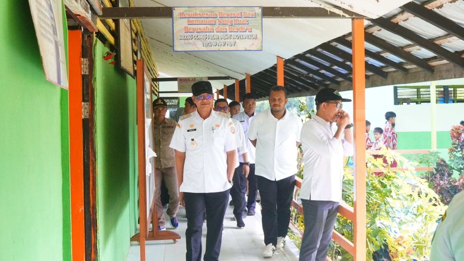 TINJAU : Wakil Bupati Kayong Utara, Amru Chanwari saat meninjau pekerjaan fisik di lingkungan dinas Pendidikan.