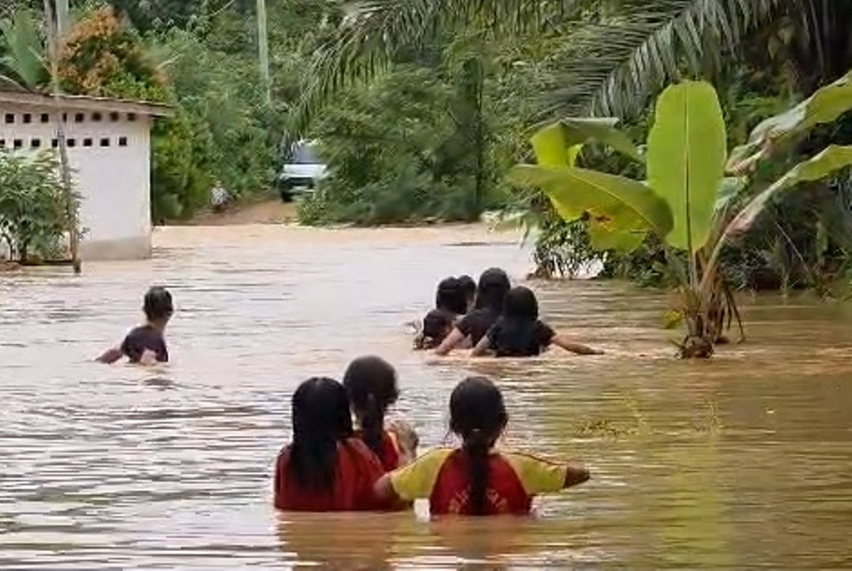 Curah hujan tinggi yang mengguyur wilayah Kabupaten Sintang dalam beberapa hari terakhir menyebabkan banjir di sejumlah desa di Kecamatan Sepauk dan Kecamatan Tempunak, Kamis, (8/12).