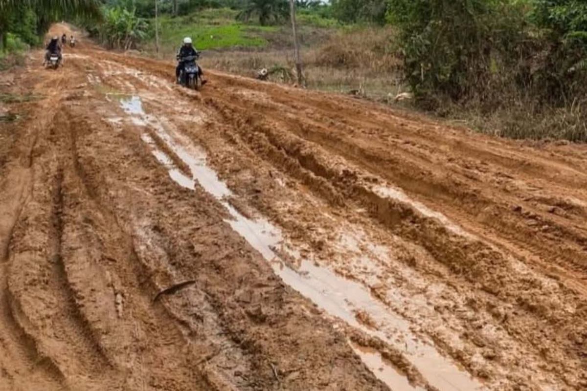 Kondisi jalan Poros Kumpang Kecamatan Hulu Gurung ke Riam Tapang Kecamatan Silat Hulu Kabupaten Kapuas Hulu rusak parah.