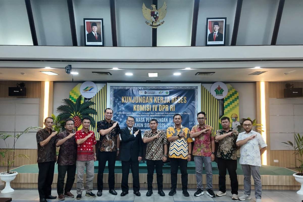 Foto bersama saat kegiatan reses Anggota Komisi IV DPR RI, Adrianus Asia Sidot ke PTPN IV Regional V, Rabu (7/1).