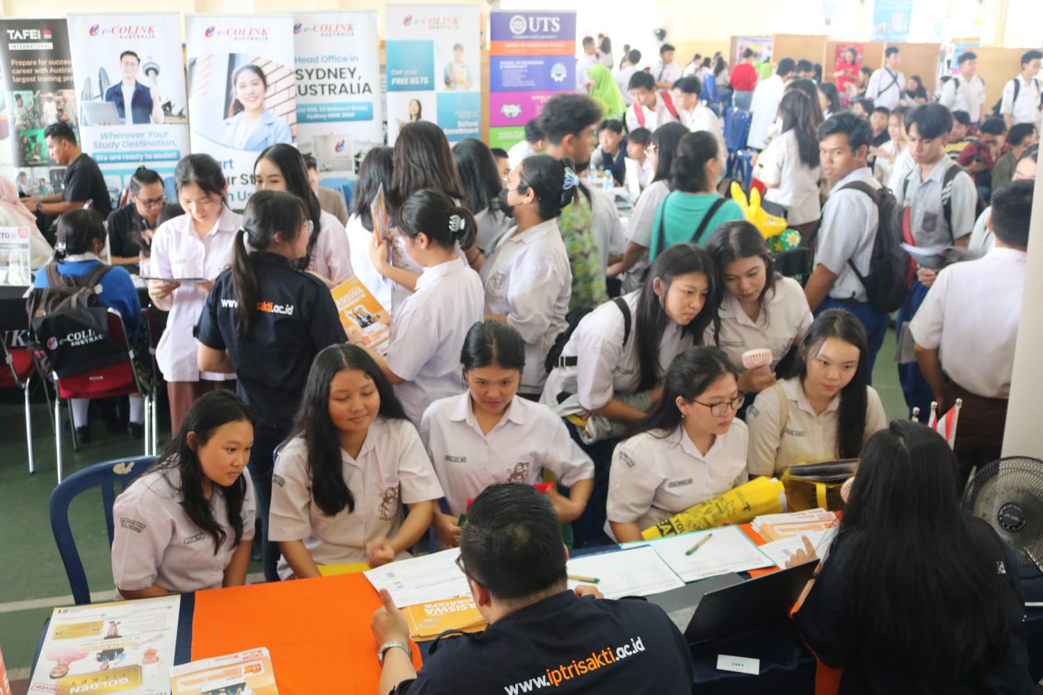 Antusias tinggi dari kalangan pelajar dan orang tua saat hadir di HiEDEX 2026 pada 7-8 Januari 2026 di SMA Gembala Baik Pontianak.
