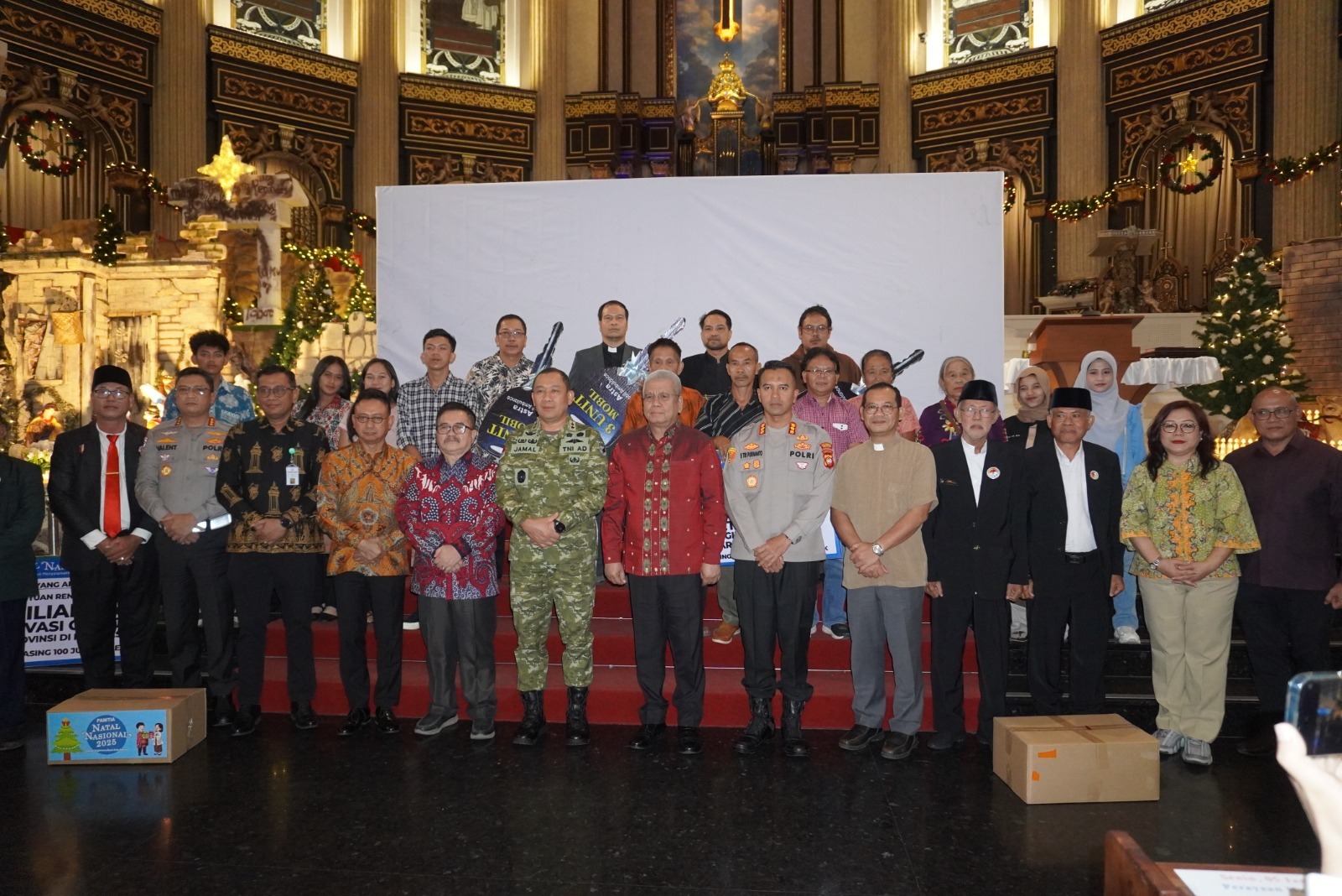 BERSAMA : Para pejabat daerah bersama Panitia Natal Nasional 2025 berfoto bersama pada Perayaan Natal Nasional 2025 di Kalbar, yang mengusung tema &ldquo;Allah Hadir Untuk Menyelamatkan Keluarga&rdquo;,