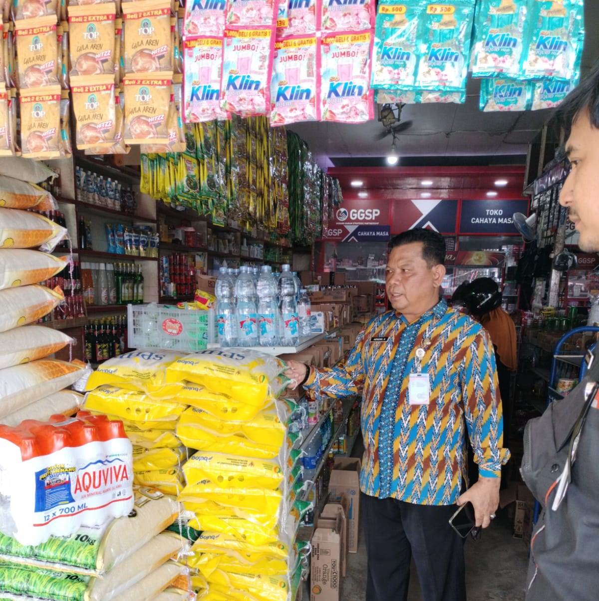 Hendri Kurniawan saat melakukan monitoring di Pasar Sebukit Rama Mempawah