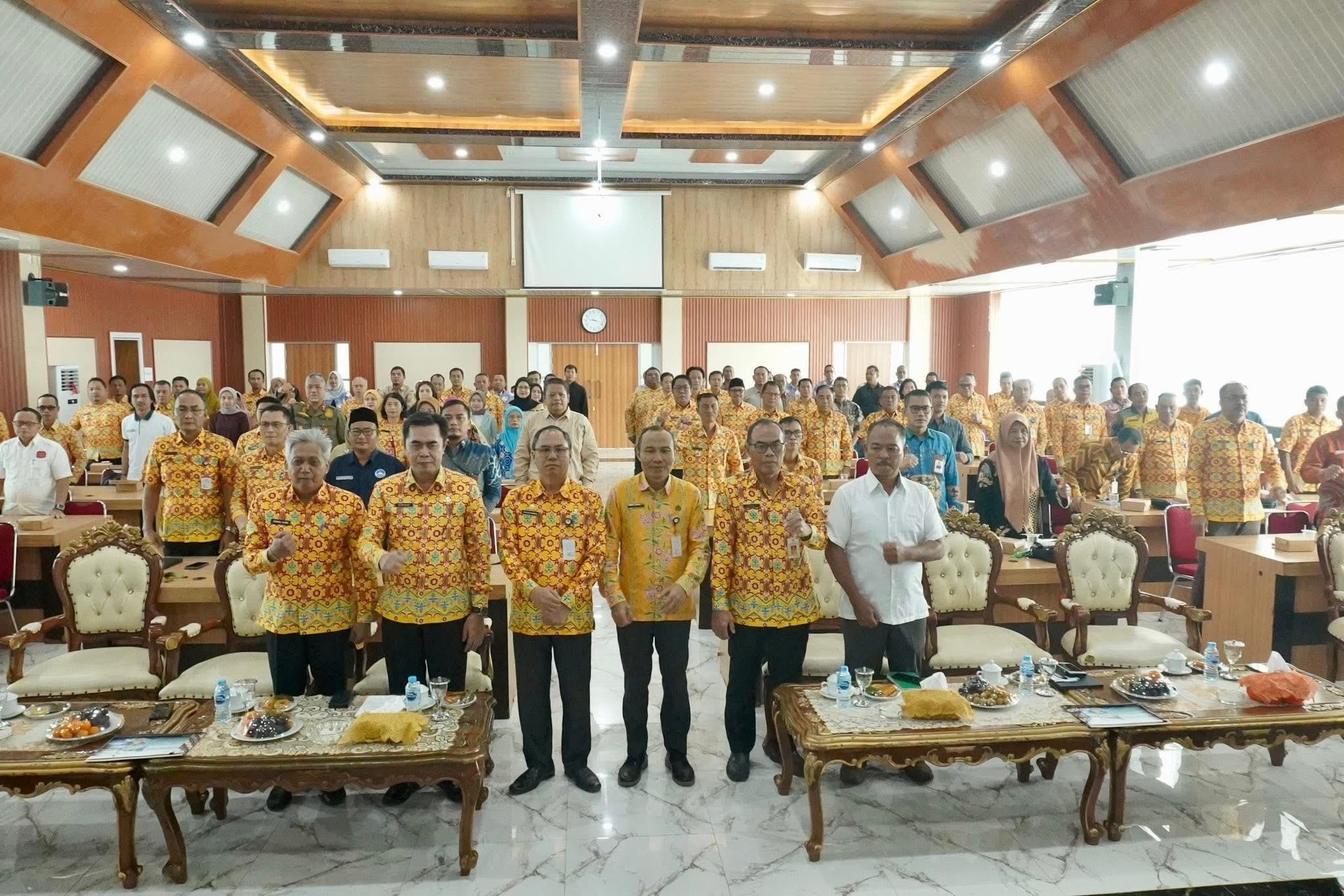 KONSULTASI PUBLIK : Forum konsultasi publik diikuti oleh sejumlah pihak, Kamis (8/1).