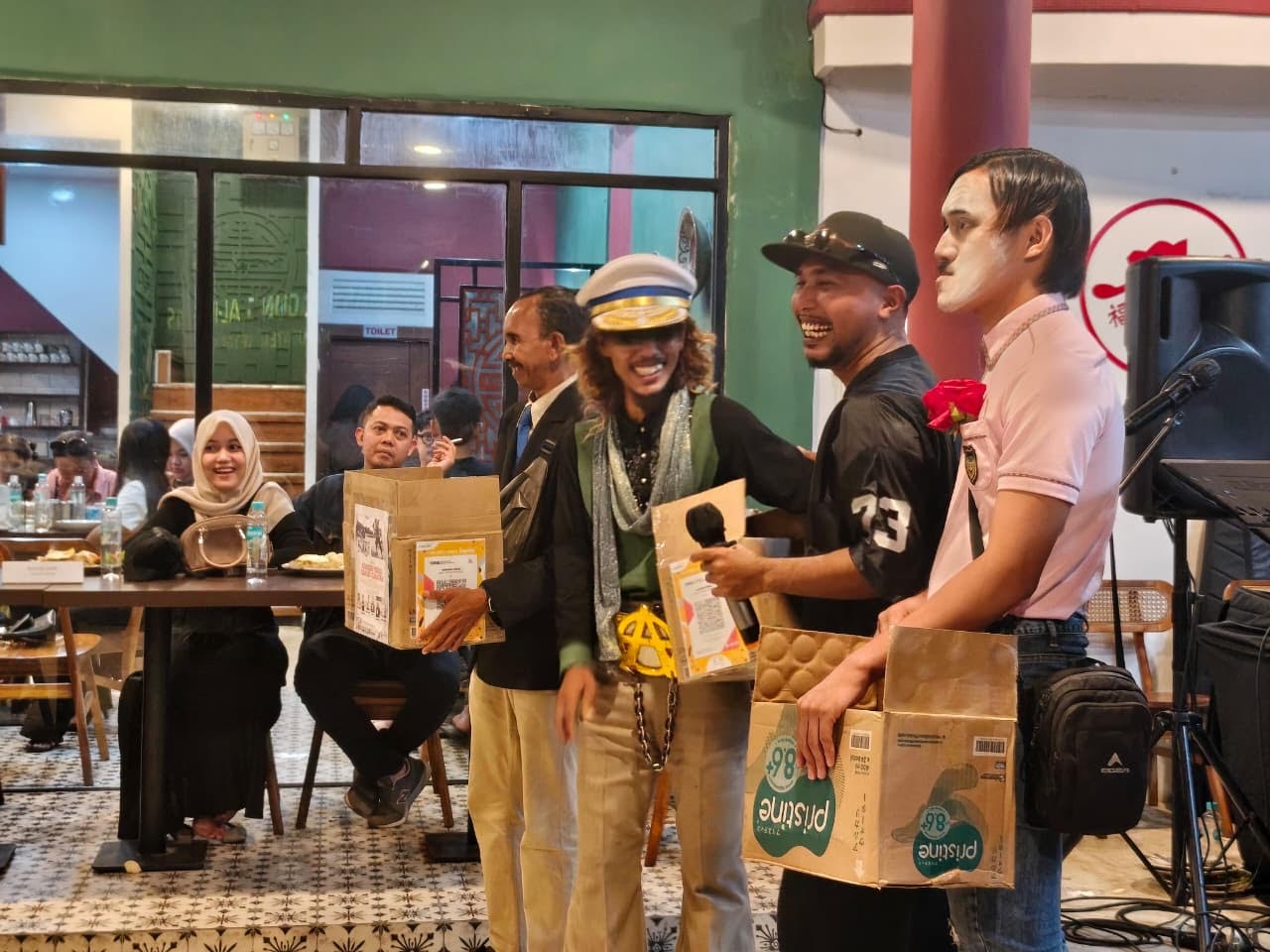 GALANG DANA : Para influencer menggalang dana untuk korban banjir di Sumatera di Kongshi Kopitiam Ketapang, Rabu (7/1) malam.