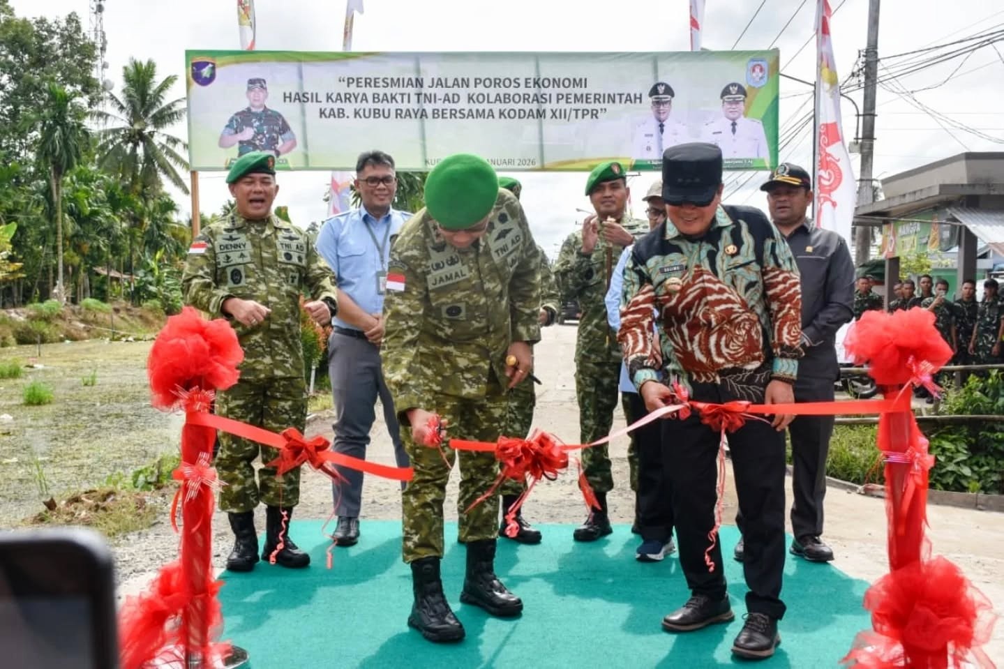 PERESMIAN: Pangdam XII/ Tanjungpura Mayjen TNI Jamallulael bersama Bupati Kubu Raya Sujiwo mersemikan Jalan Poros Ekonomi hasil program Karya Bakti TNI di Desa Rasau Jaya II, Kamis (8/1.)