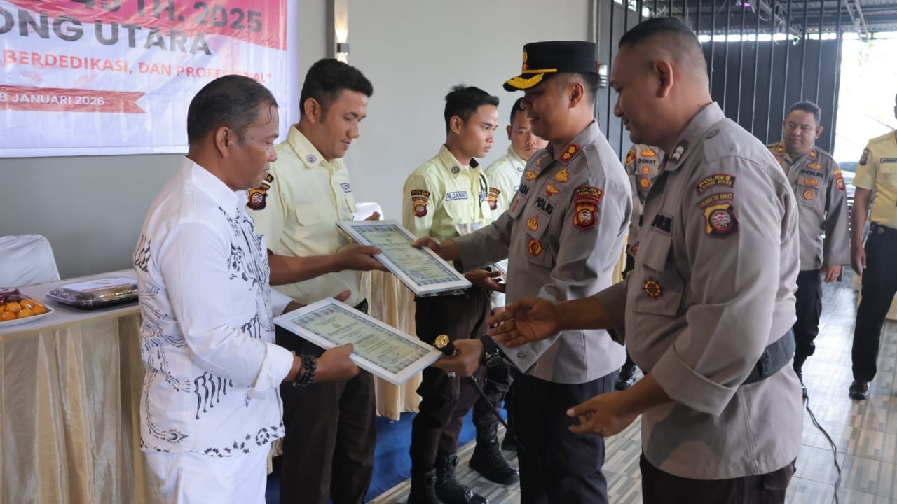SATPAM : Kapolres Kayong Utara AKBP Adi Prabowo bersama Wakapolres, jajaran Polres Kayong Utara, dan anggota Satuan Pengamanan (Satpam) berfoto bersama usai syukuran HUT Satpam ke-45 tahun 2025.