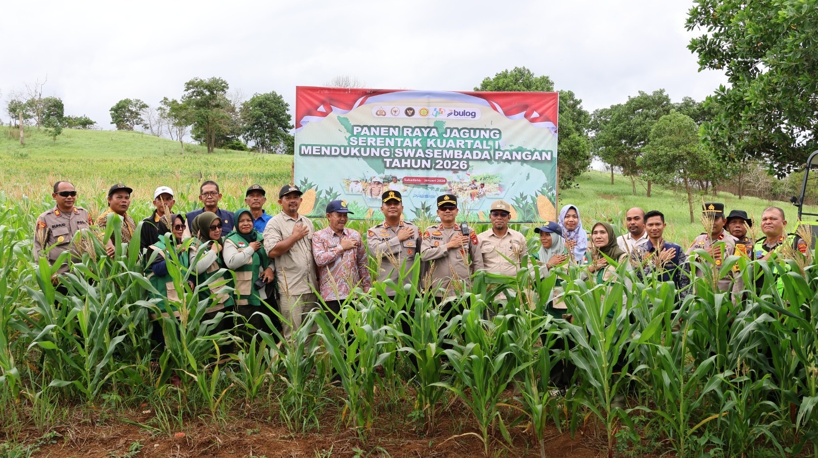 PANEN: Kapolres Kayong Utara AKBP Adi Prabowo bersama jajaran Polres Kayong Utara, Pemerintah Daerah, dan kelompok tani berfoto bersama saat Panen Raya Jagung Serentak Kuartal IV Tahun 2025.