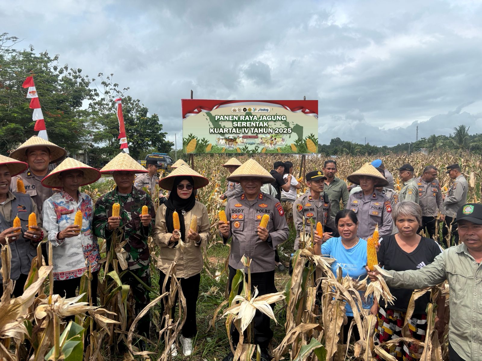 PANEN: Polres Singkawang melaksanakan Panen Raya Jagung Serentak Kuartal IV Tahun 2025 sebagai wujud dukungan nyata terhadap Program Swasembada Pangan Tahun 2026. Kegiatan tersebut digelar Kamis (8/1)