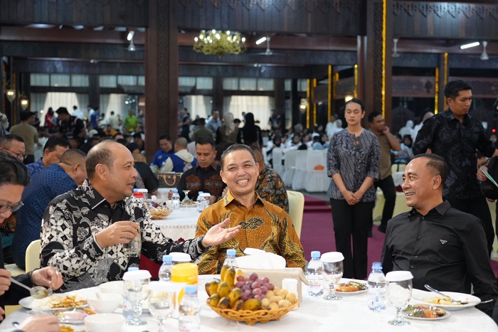 WELCOME DINNER: Gubernur Ria Norsan, Wakil Gubernur Krisantus Kurniawan, dan Kapolda Kalbar Irjen Pol Pipit Rismanto duduk bersama saat Welcome Dinner Tim Proliga di Pendopo Gubernur.