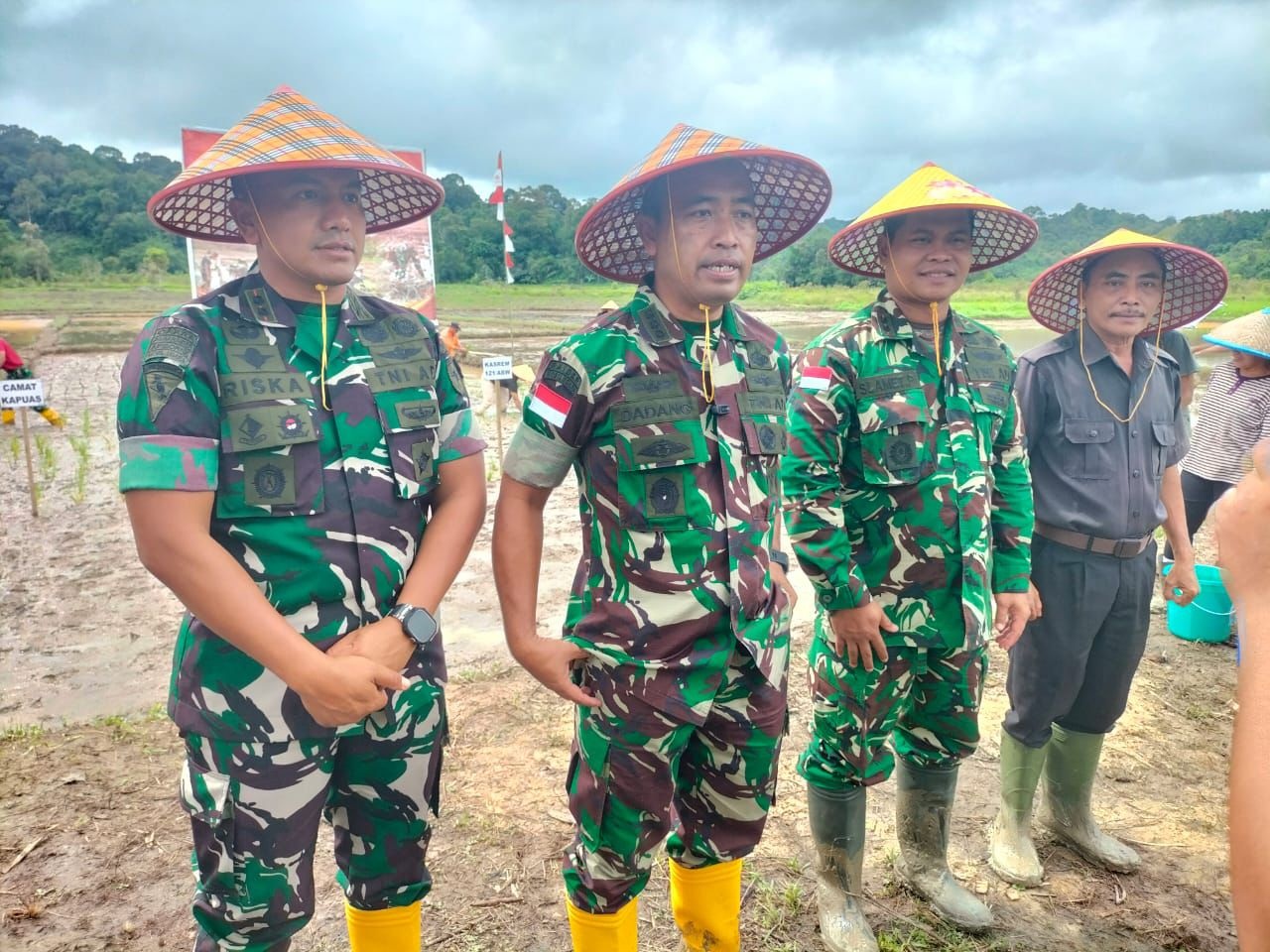 KOLABORASI: Kegiatan penanaman padi perdana di Lahan Ketahanan Pangan Batalyon Infanteri TP 833/Bumi Daranante, Kamis (8/1).