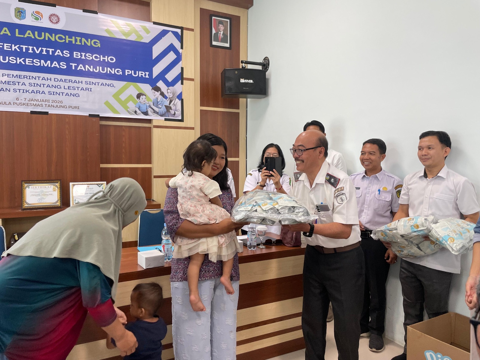 NUTRISI : Sebanyak 16 balita di wilayah kerja Puskesmas Tanjungpuri menerima biskuit Bischo yang mengandung nutrisi pendukung tumbuh kembang anak dan mencegah terjadinya stunting.