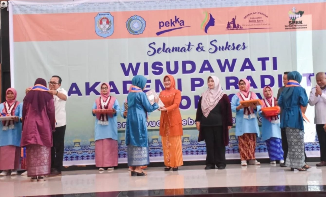 WISUDA: Wisuda Akademi Paradigta Indonesia Kubu Raya diikuti 198 wisudawati dari sembilan kecamatan dan dipimpin langsung Bupati Kubu Raya Sujiwo, Rabu (7/1).