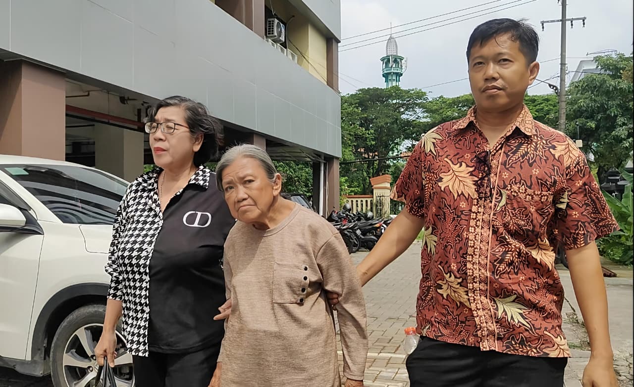 PERJUANGKAN HAK: Elina Widjajanti (tengah) didampingi Sudarsini (kiri) mendatangi Polda Jatim, Surabaya untuk memberikan keterangan pada akhir 2025 lalu