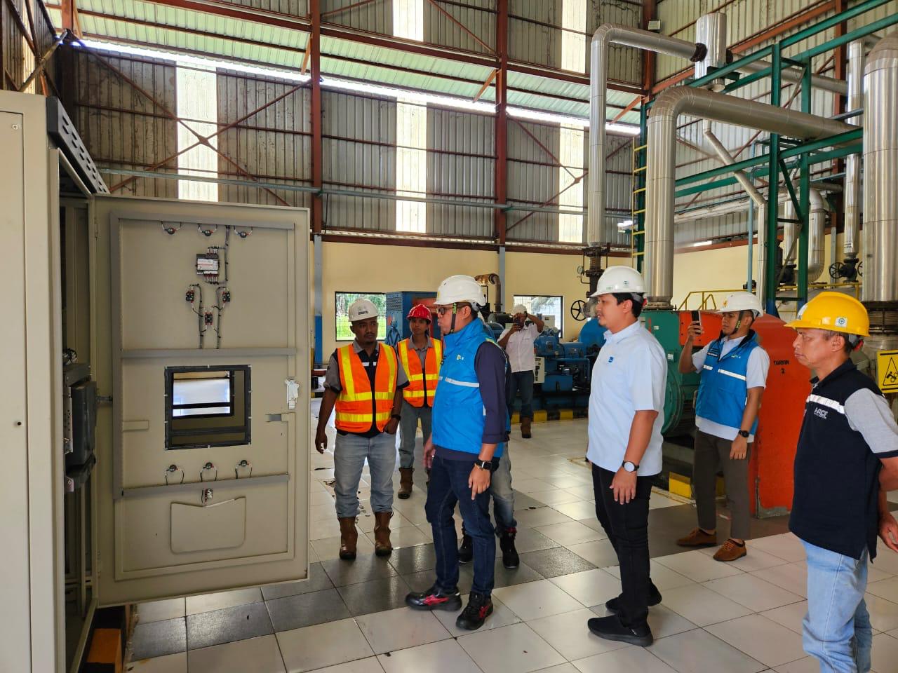 Tim PLN UP3 Sanggau dan PT Global Kalimantan Makmur meninjau panel kelistrikan milik perusahaan untuk memastikan keandalan dan keamanan pasokan listrik.