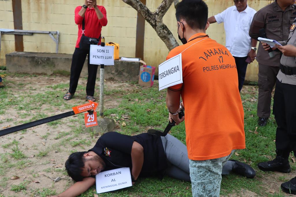 TEBAS: Pelaku Syahbandi menebaskan parang ke arah perut korban hingga tewas bersimbah darah.