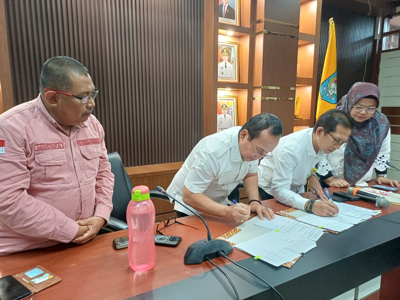 PENYERAHAN ASET: Bupati Kubu Raya Sujiwo menerima 50 sertifikat bidang tanah dari Kepala Kantor Pertanahan Kubu Raya, Aklis Indriyatno di Ruang Pamong Praja I Kantor Bupati Kubu Raya, Rabu (7/1).