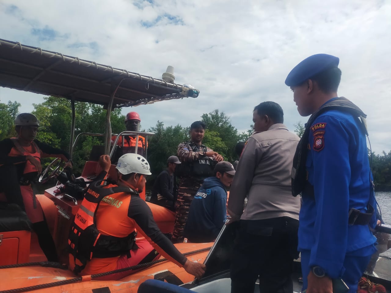PENCARIAN: Tim SAR gabungan menyisir aliran Sungai Cabang Ruan, Kecamatan Batu Ampar untuk mencari Nuriaman (47) yang dilaporkan hilang saat memancing.